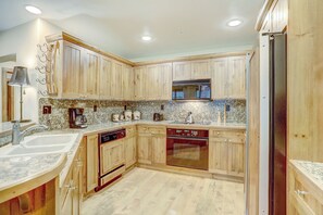 Condo, 2 quartos | Cozinha privada | Geladeira, fogão, cafeteira/chaleira, torradeira