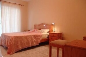 3 slaapkamers, een strijkplank/strijkijzer, gratis wifi, beddengoed