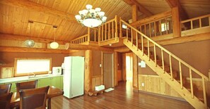 Room (1 Me-Reuk) | Living area | Flat-screen TV - Tongyeong Daore Pension (Tongyeong)