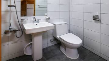 Chambre (6 Dong-Pi) | Salle de bain | Douche, articles de toilette gratuits, sèche-cheveux