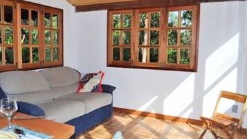 Een televisie en boeken