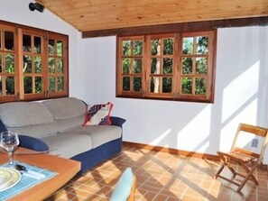 TV, books - Finca Makiesse - The Cottage - Chalet in Vale do Capão - 1 suite (Palmeiras)