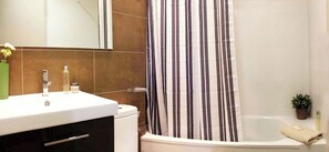 Combined shower/bathtub, hair dryer, towels, soap - Incredible apartment-central-sea view-near the beach-Free Wifi. (Barcelona)