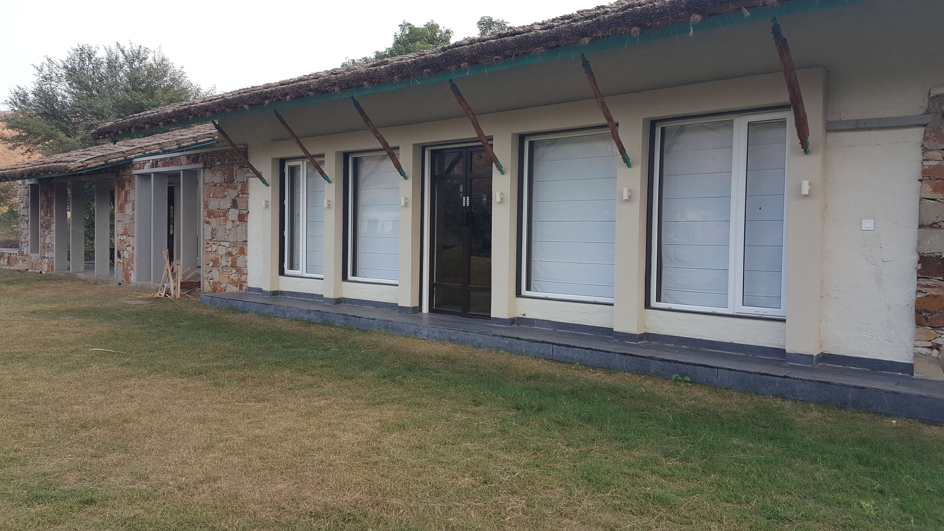 Una hilera de edificios de un piso con grandes ventanales y techo plano.