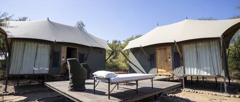 Barraca superluxo | Área de estar | TV de tela plana