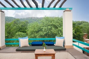 Luxury Cottage, 1 King Bed, Hill View | Terrace/patio - Trees & Tigers (Malakhera)