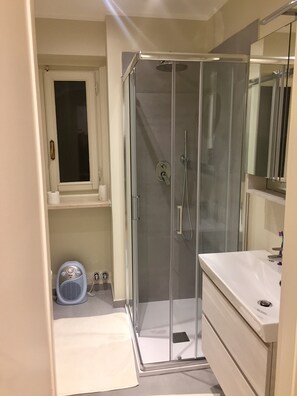 Baignoire, baignoire à jets, sèche-cheveux, bidet