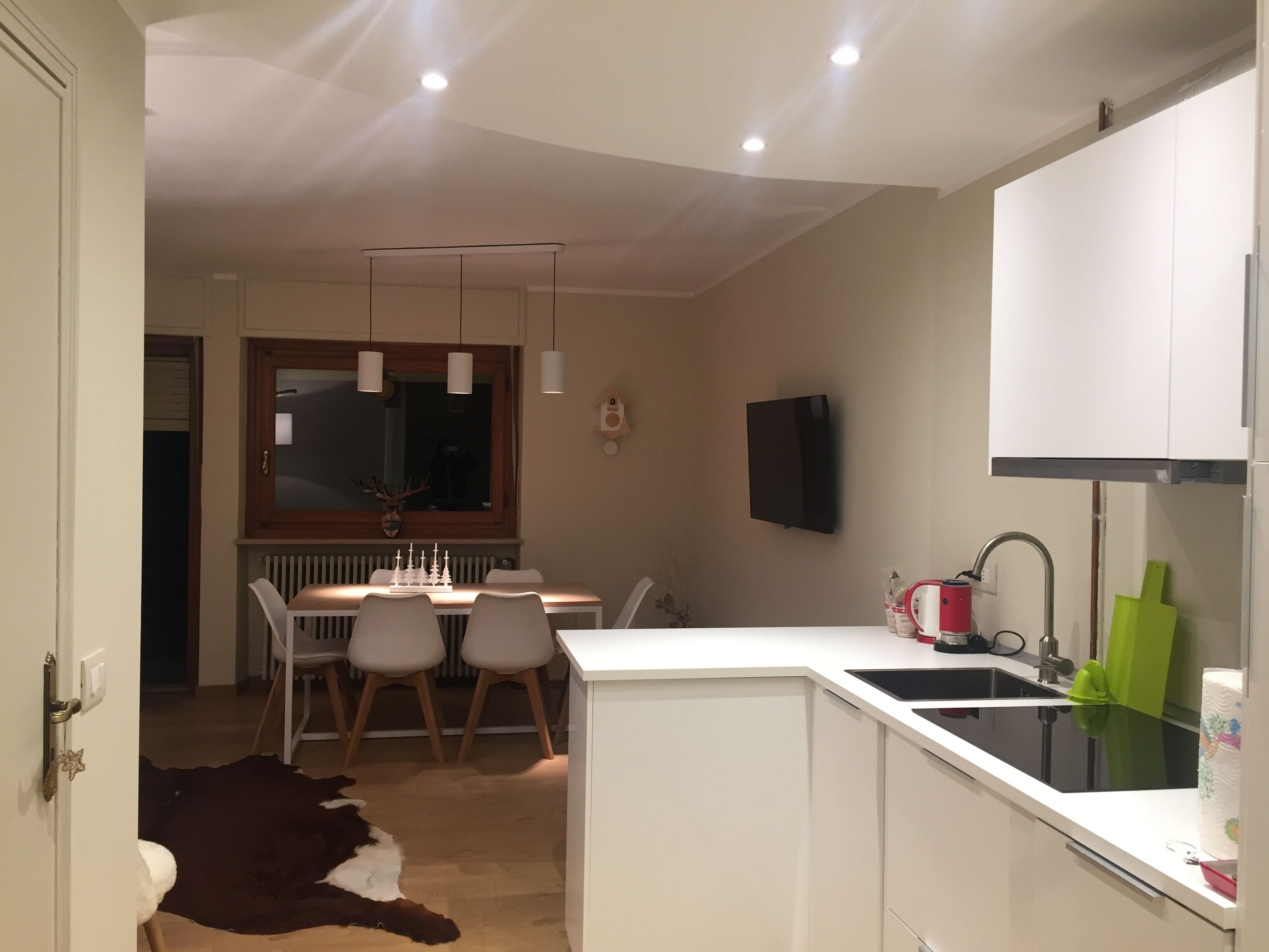 Réfrigérateur, plaque de cuisson, lave-vaisselle, cafetière/bouilloire