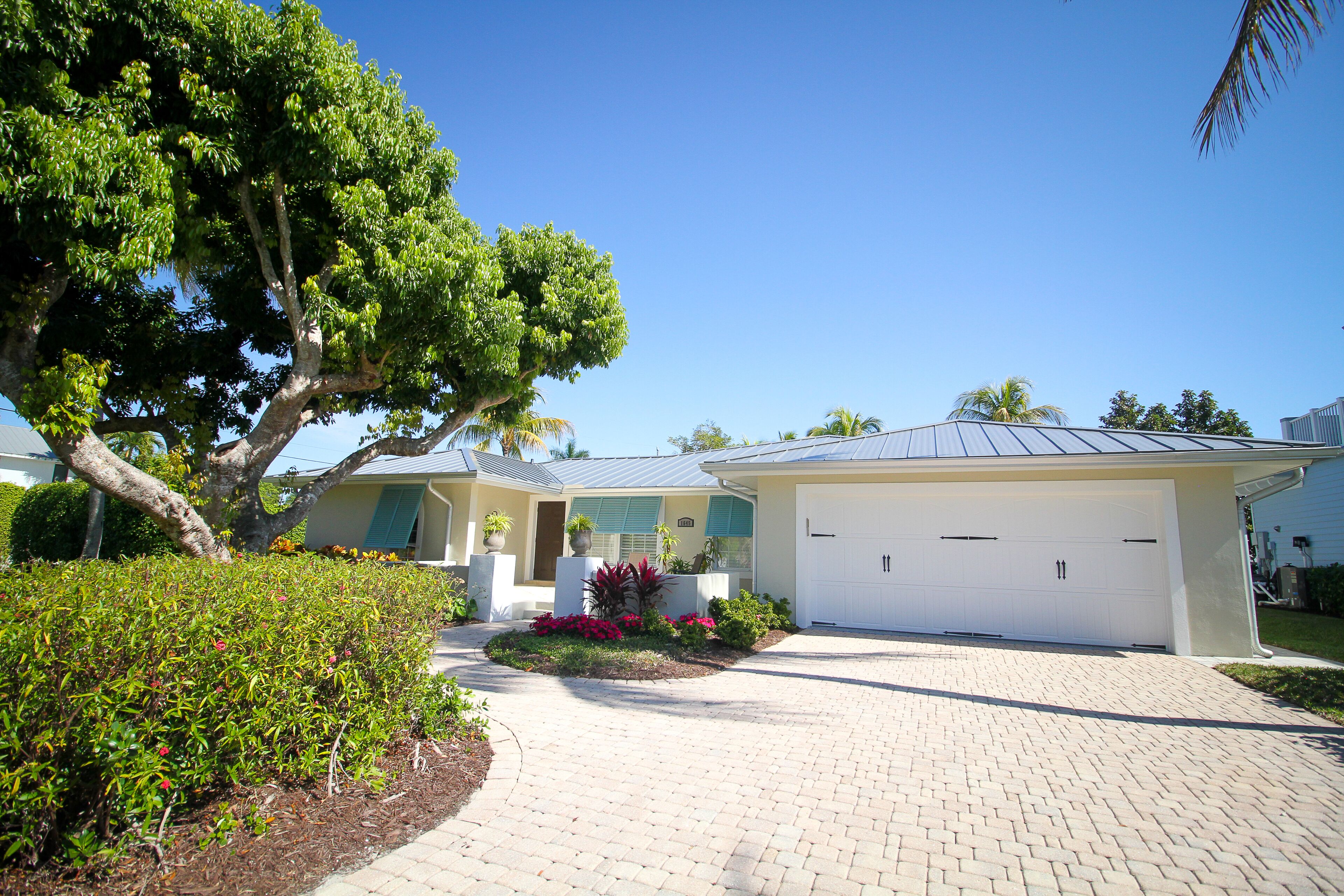 Beautiful Waterfront Pool Home with Boat Lift near dwntown Naples, PET friend