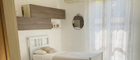 2 bedrooms, iron/ironing board, travel cot, free WiFi