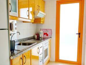 Réfrigérateur, micro-ondes, four, cafetière/bouilloire