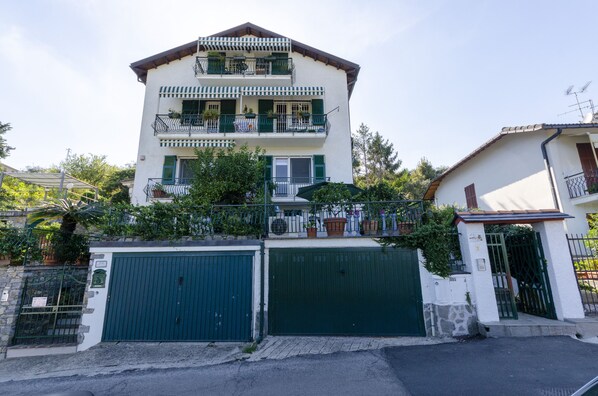 A two-story building with a balcony on the upper floor, a garage in front, and a small garden area. - Ca Du Pescou, Rapallo (Rapallo)