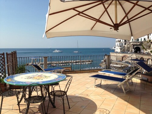 House for families with terrace and sea view, only 1km from the center of Amalfi
