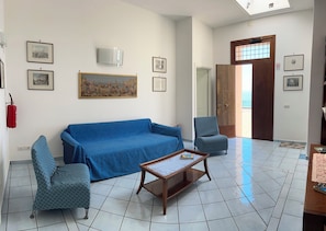TV - House for families with terrace and sea view, only 1km from the center of Amalfi (Atrani)