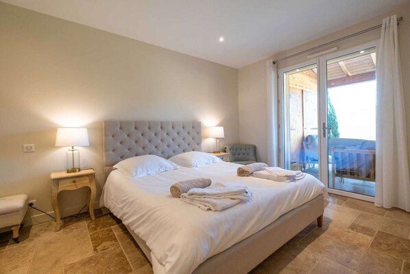 3 bedrooms, iron/ironing board, WiFi, bed sheets