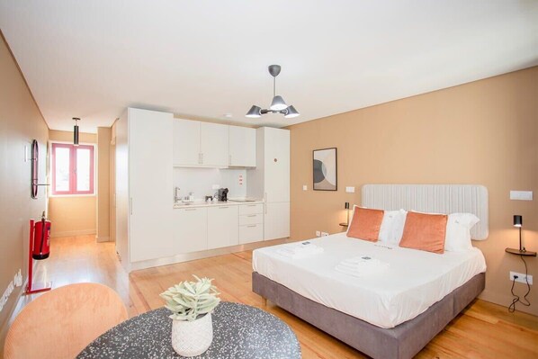 1 bedroom, iron/ironing board, WiFi, bed sheets - Liiiving in Porto | Historic Clérigos Studio - 4F (Porto)
