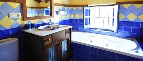 Combined shower/bathtub, towels