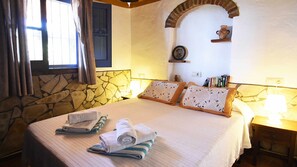 3 slaapkamers, een strijkplank/strijkijzer, gratis wifi, beddengoed