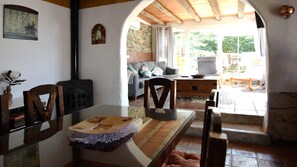 Een televisie en een open haard