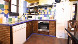 Een koelkast, een magnetron, een oven, een vaatwasser