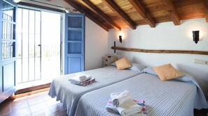 3 slaapkamers, een strijkplank/strijkijzer, gratis wifi, beddengoed