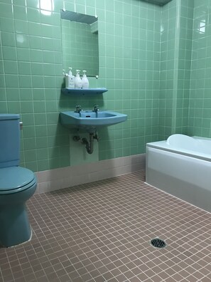 クイーンルーム 7 | バスルーム | 個別の浴槽とシャワー、スリッパ、タオル