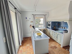 Réfrigérateur, micro-ondes, four, plaque de cuisson