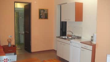 Frigorifero, forno, piano cottura, macchina per tè/caffè