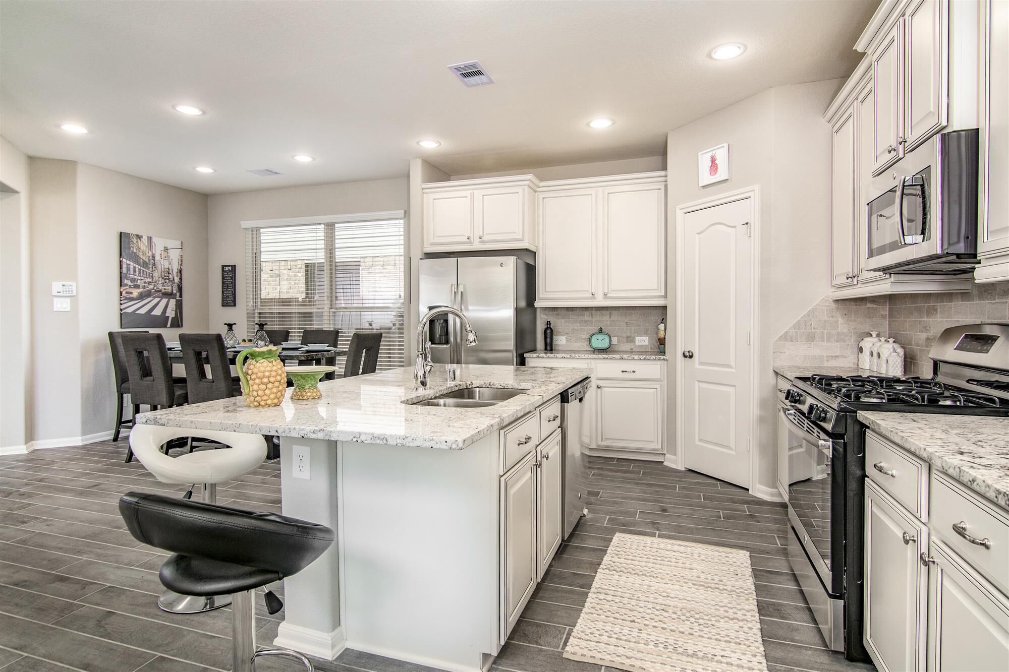 Jääkaappi, mikroaaltouuni, uuni, liesi