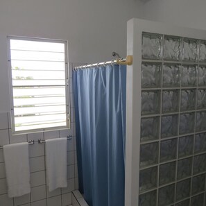 Sèche-cheveux, serviettes fournies, papier toilette
