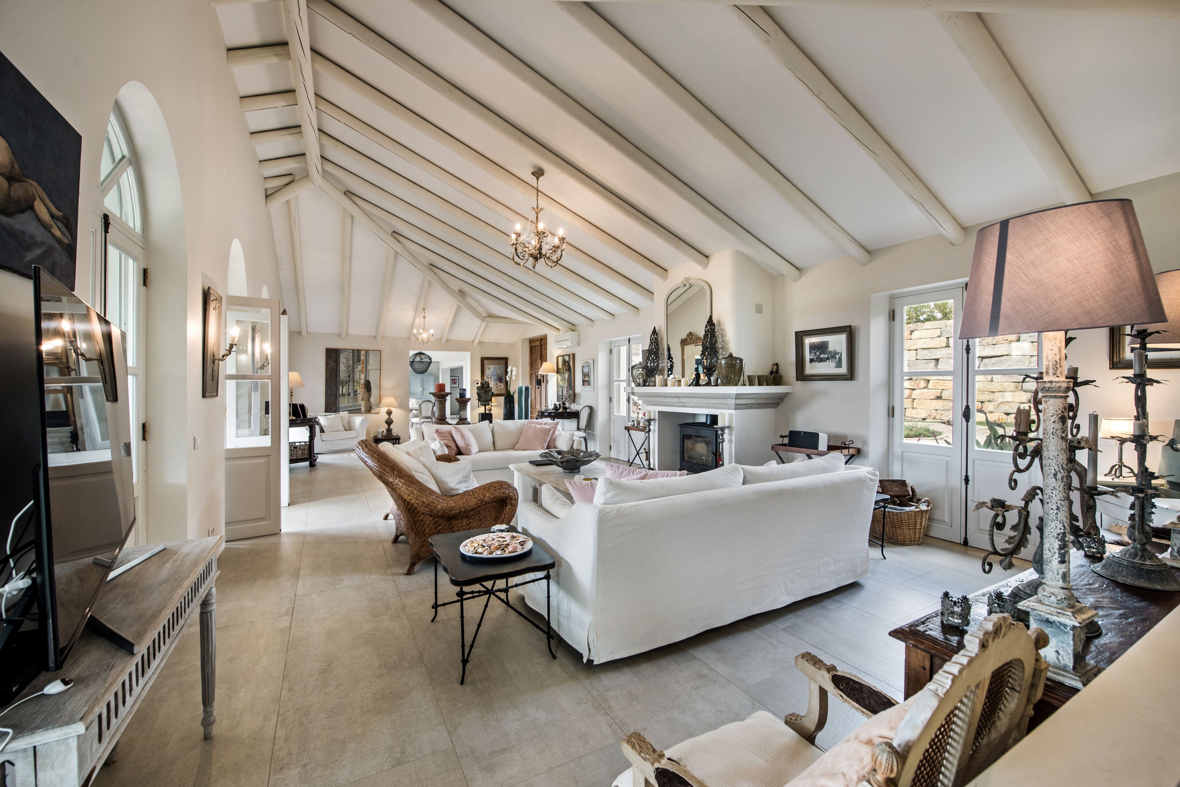 Smart TV, lareira, videogames, DVD player