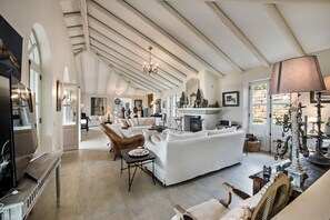 Smart-TV, Kamin, Videospiele, DVD-Player