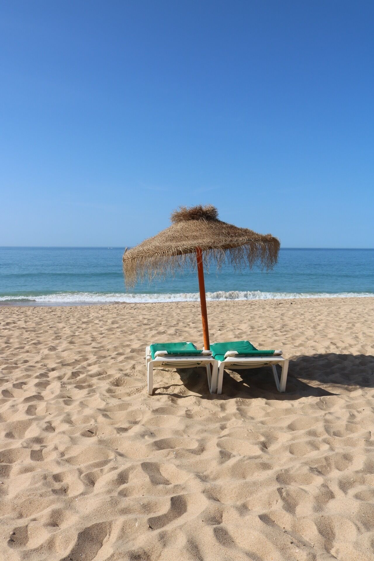 بالقرب من الشاطئ، كراسي للتشمس، مناشف للشاطئ