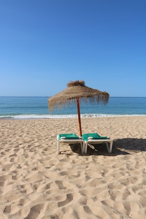 In Strandnähe, Liegestühle, Strandtücher