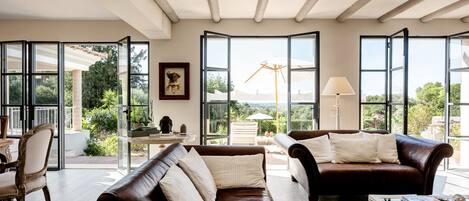 TV connectée, cheminée, jeux vidéo, lecteur de DVD