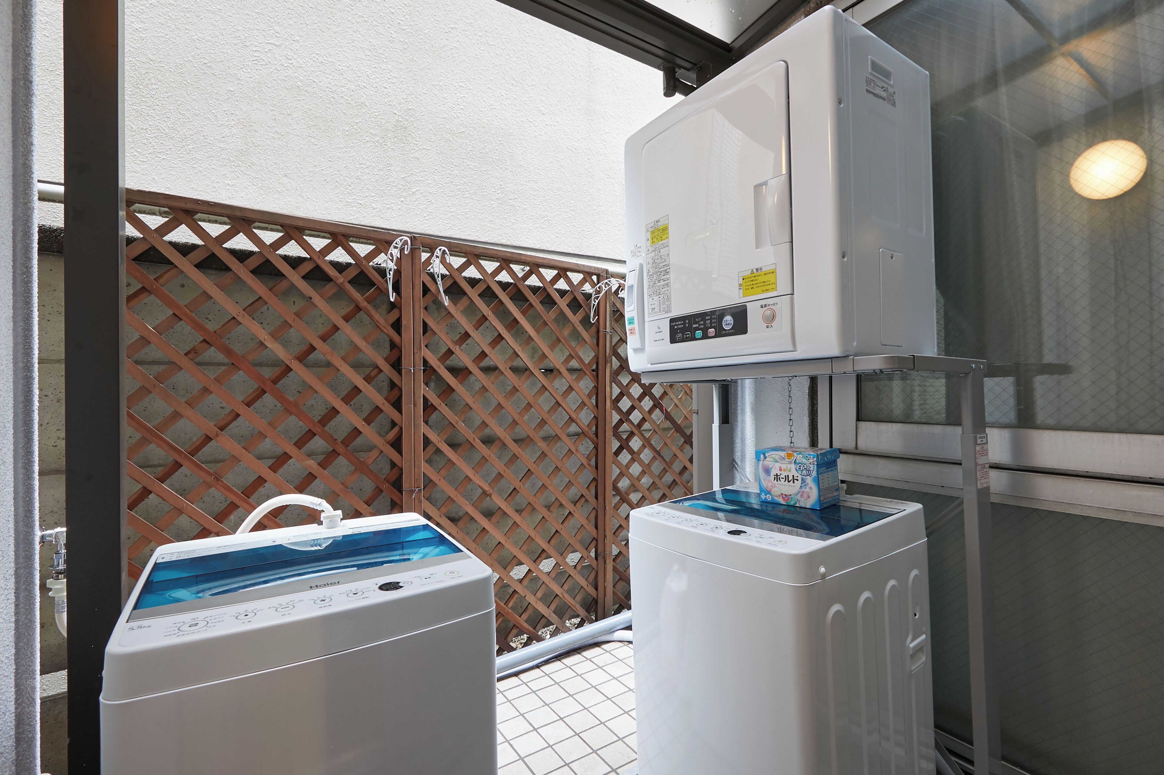 Ein Waschraum mit Waschmaschine, Trockner und Warmwasserbereiter.