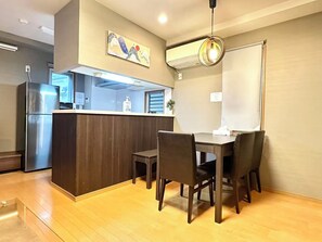 Dining - * Good location in a lively commercial area * Excellent access to tourist spots  (新宿区)