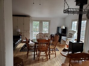 Een smart-tv, een dvd-speler en boeken