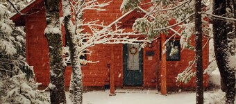 Immaculate mountain cabin with awe inspiring sunrise and mountain views