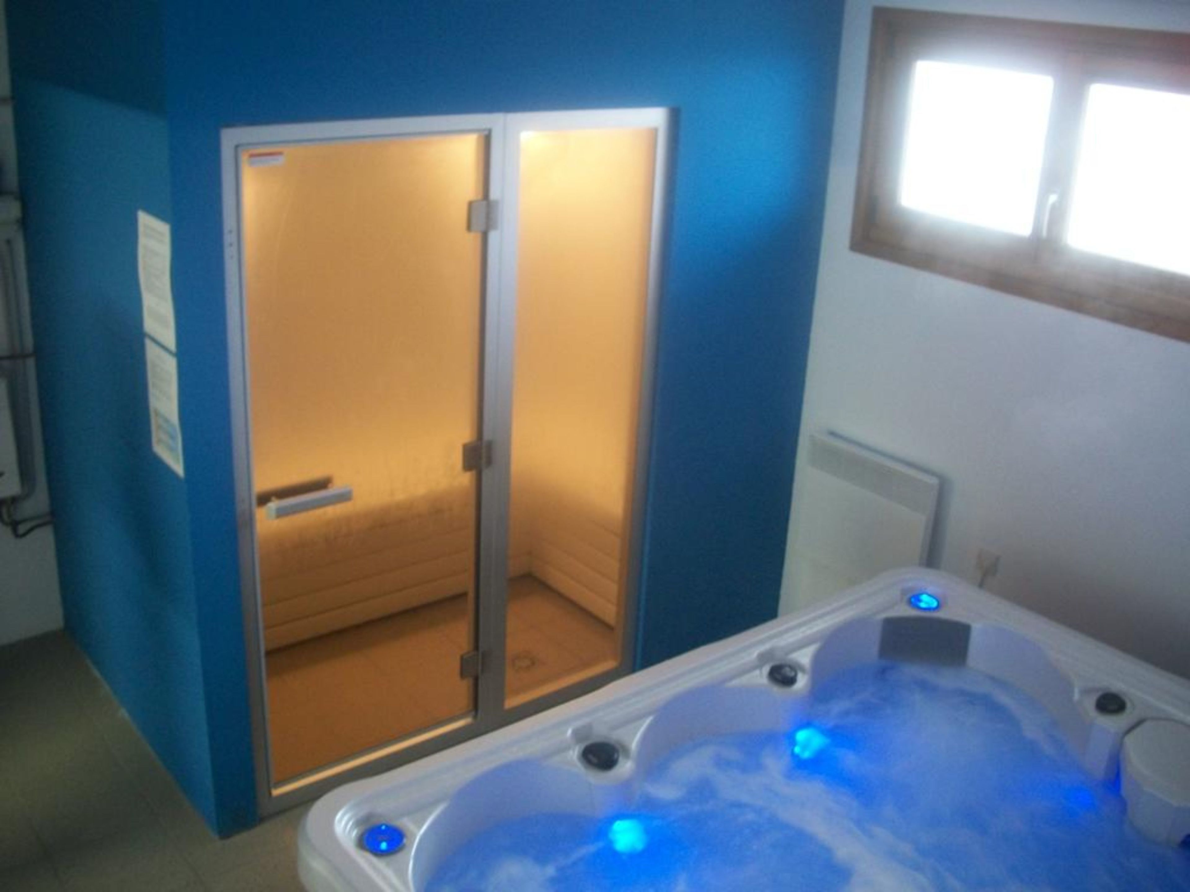 Hot tub, steam room