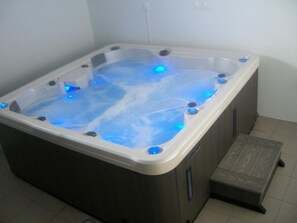 Indoor spa tub