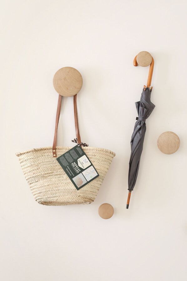 A woven tote bag with a tag and a black umbrella with a wooden handle. - Deluxe apartment, in the center of Girona. WIFI & AIR (Girona)