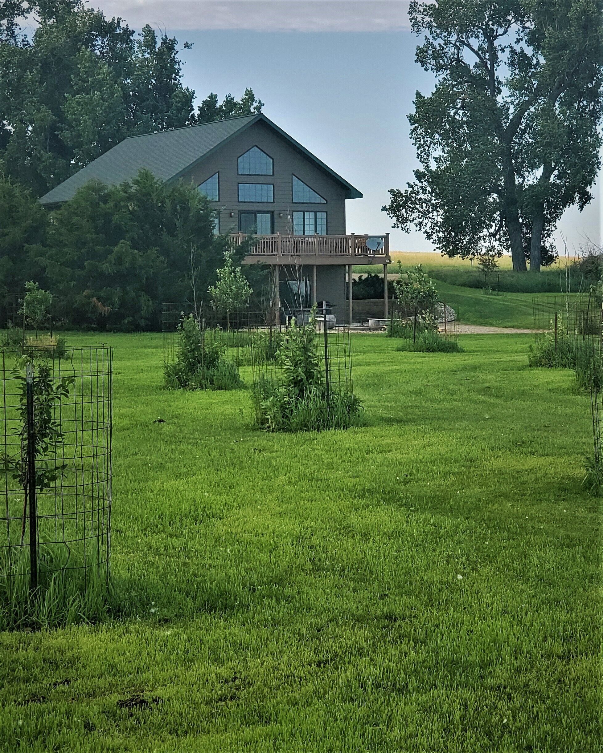 Beautiful Chalet Style Lodge Over Looking Scenic Prairie Lake