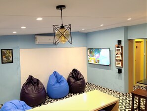 Shared Dormitory | Ruang tamu | 55 inci sebuah televisyen pintar dengan digital, TV, Netflix