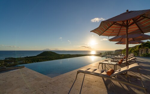 Luxury 5-Bedroom Villa with Oceanview Infinity Pool & Spectacular Sunsets