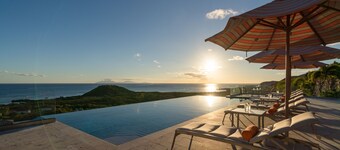 Luxury 5-Bedroom Villa with Oceanview Infinity Pool & Spectacular Sunsets