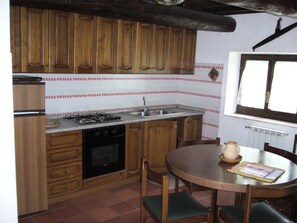 Frigorífico, horno, placa de cocina y cafetera o tetera