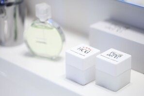 Hårføner, håndklær, såpe og toalettpapir