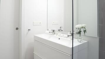 Een haardroger, handdoeken, zeep, toiletpapier