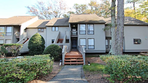 Sea Colony West. Short  Walk to Beach , Tennis  and Pools.  Fully  Renovated